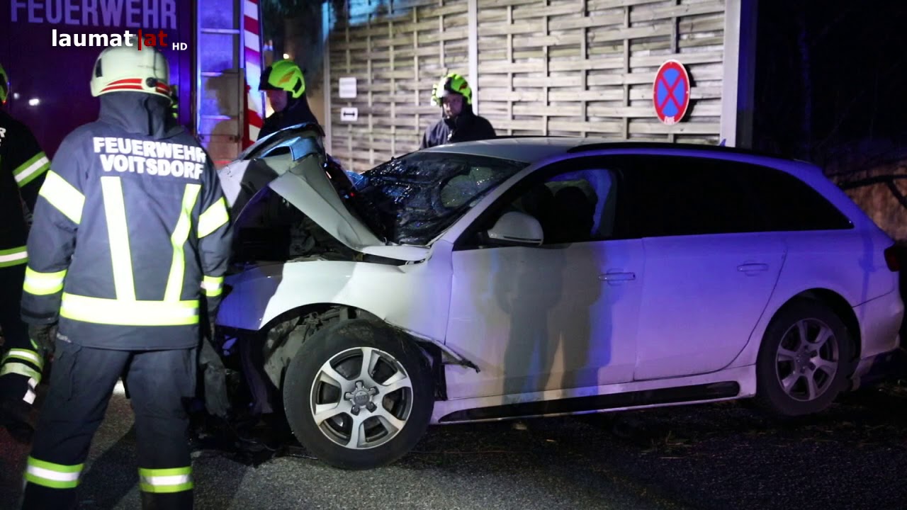 Auto bei Ried im Traunkreis in L&auml;rmschutzwand gekracht
