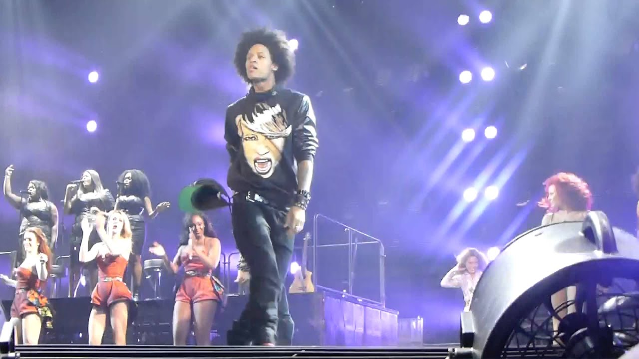 Beyoncé taking @mandafierce flag. Halo Ending Mrs. Carter Show World Tour - Beyoncé - Birmingham