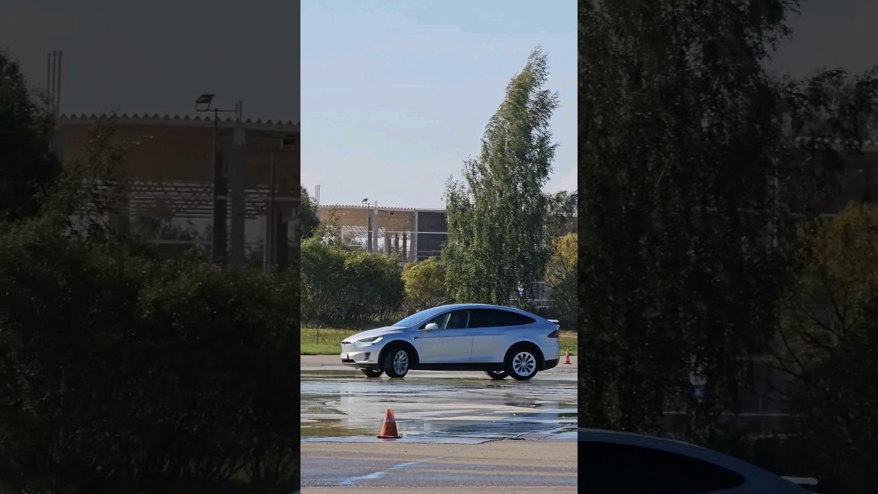 Tesla Model X and VW ID.Buzz dancing on wet.