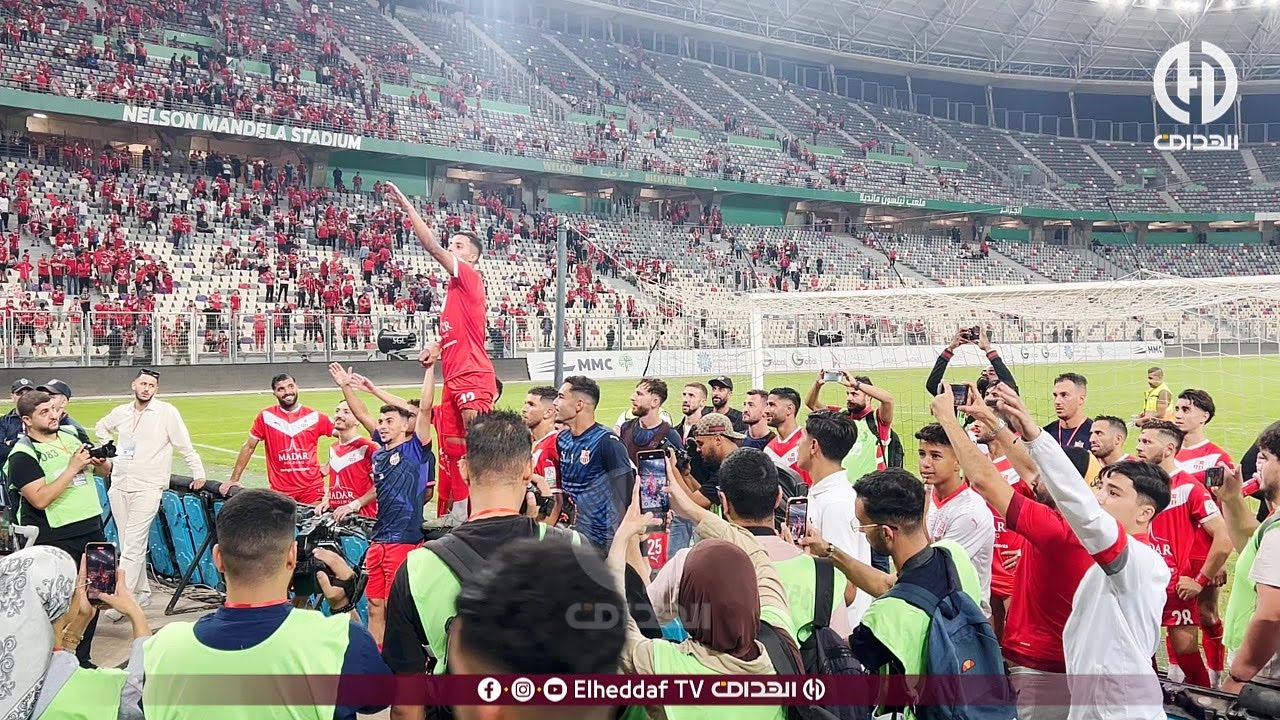 شــــاهد.. لطفي بوصوار قائد إحتفالية لاعبي شباب بلوزداد مع الجماهير