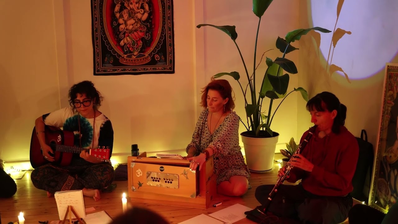 ✨SOMOS  KiRTAN✨ Gayatri Mantra, Light of your grace by Sam Garret.