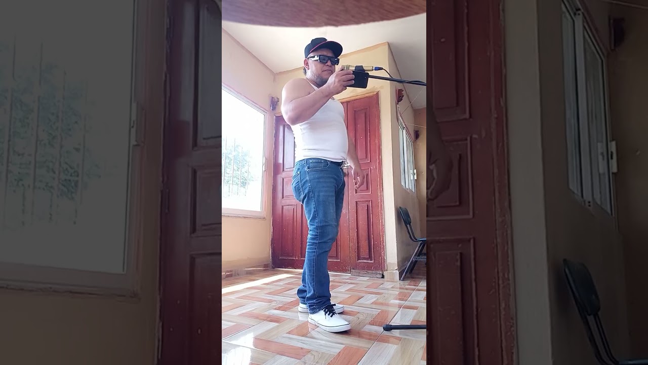 Romel lopez ensayando la cura