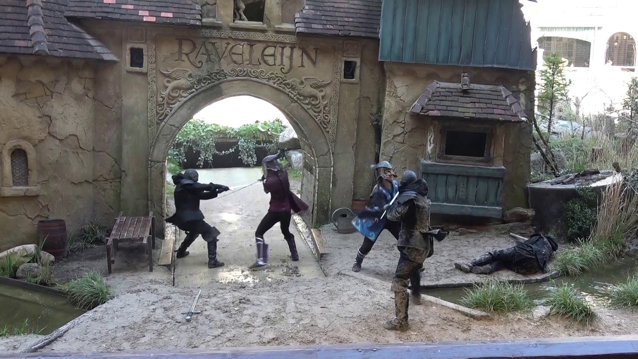 Raveleijn stunts: gevecht Emma en Lisa bij de poort @Efteling 2019