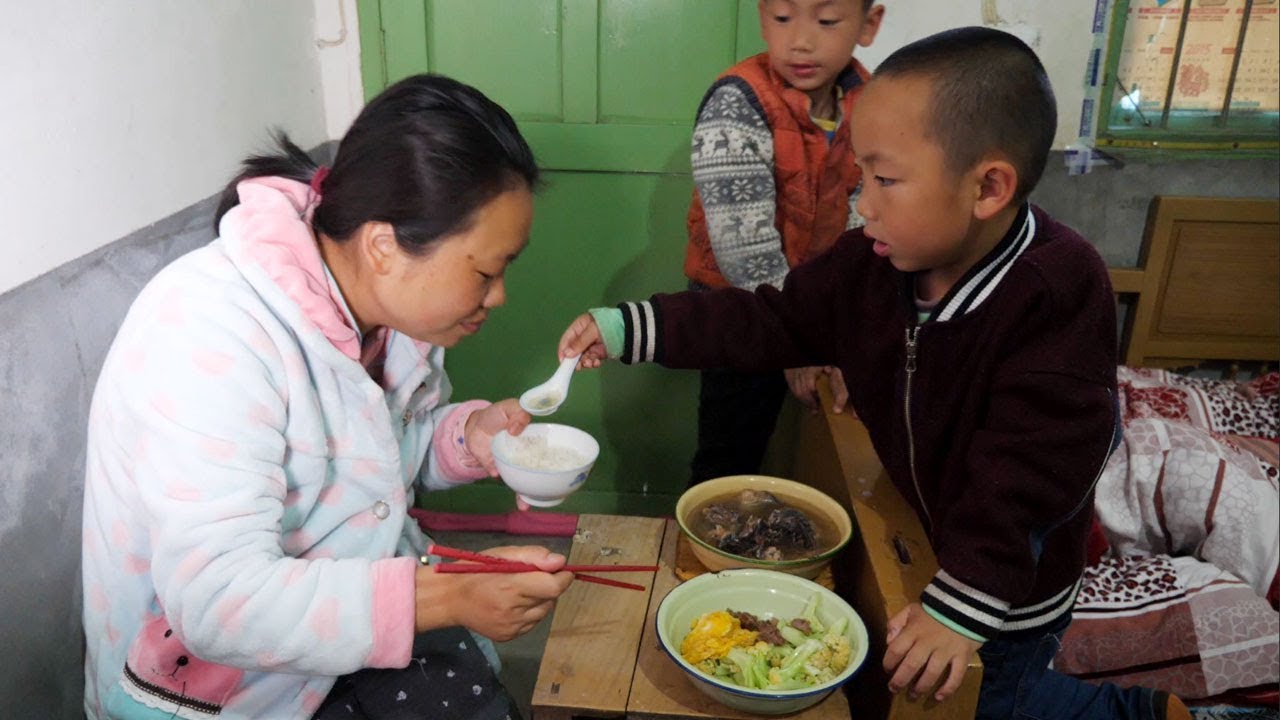 坐月子第5天，婆婆做的月子餐，燉雞肉炒花菜，好喜歡吃