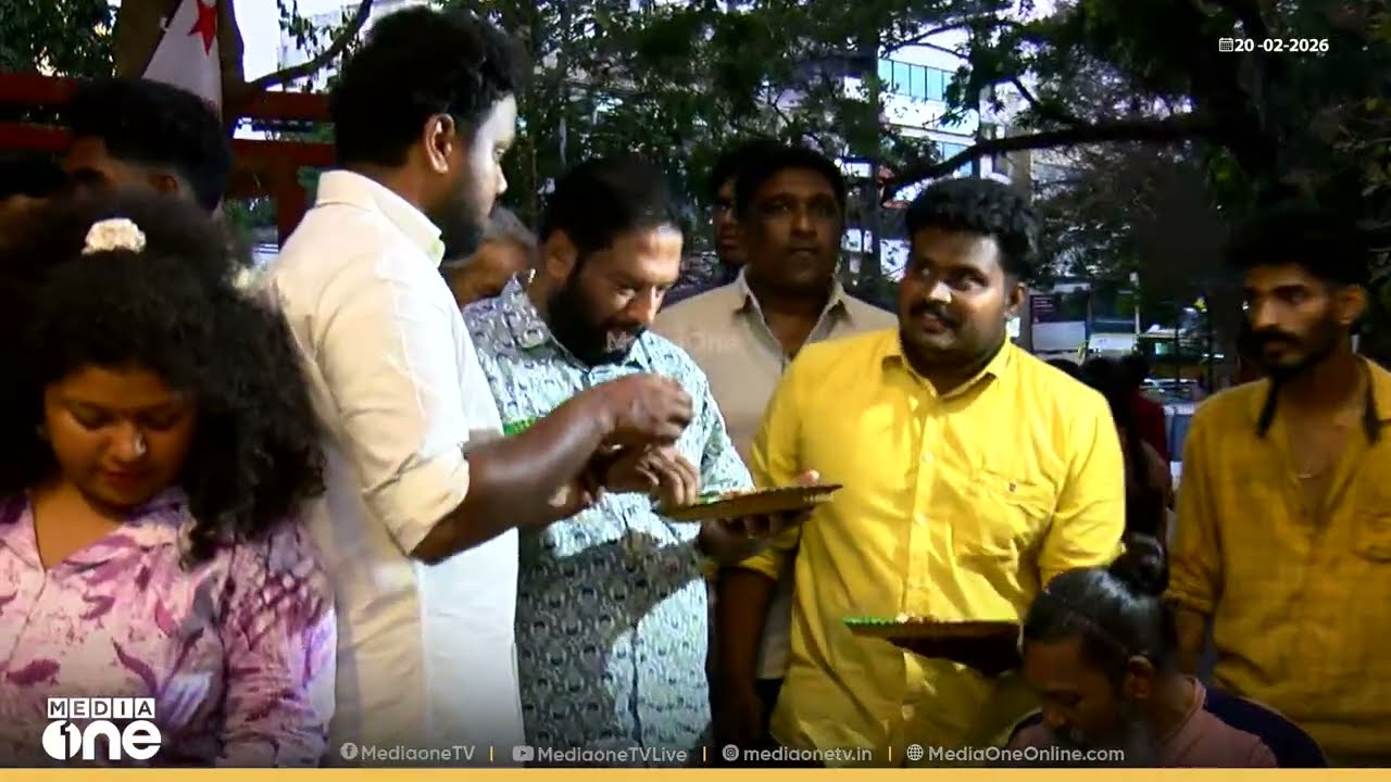 ചൂട് പൊറോട്ടയും ബീഫും വിളമ്പി എസ്എഫ്ഐ...; കേരള സ്റ്റോറിക്കെതിരായ  പ്രതിഷേധത്തിൽ നിന്ന്...