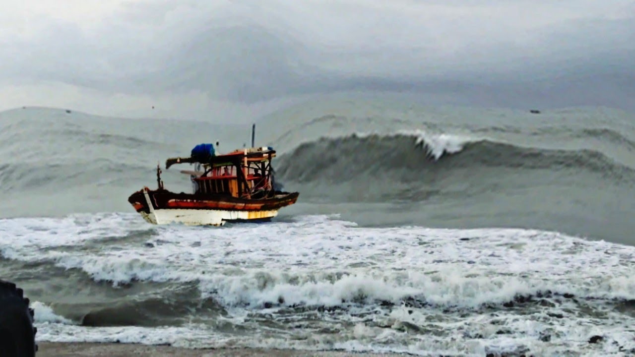 BARCO DE PESCA SAINDO COM MAR FORTE