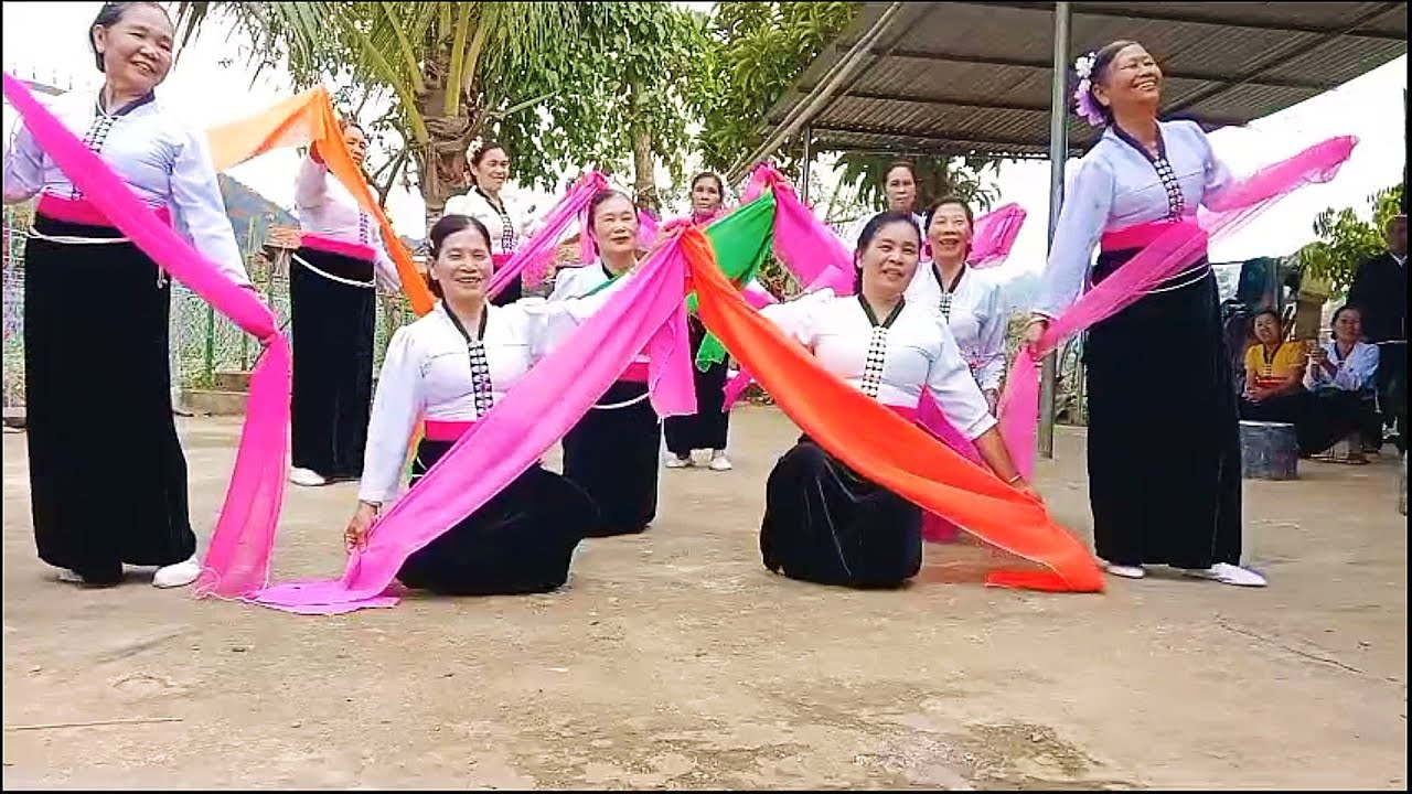 Múa Khăn Hội Cao Tuổi Bản Mứn Đoàn Kết 