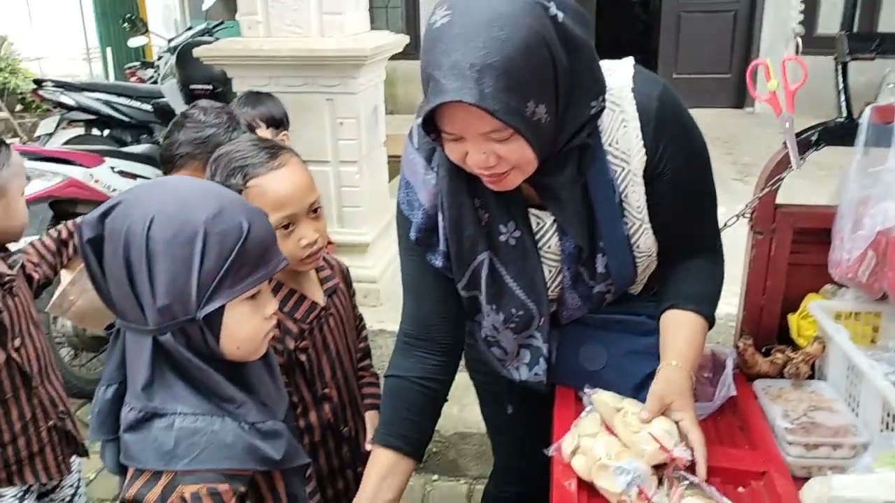 Belanja di tukang sayur keliling 