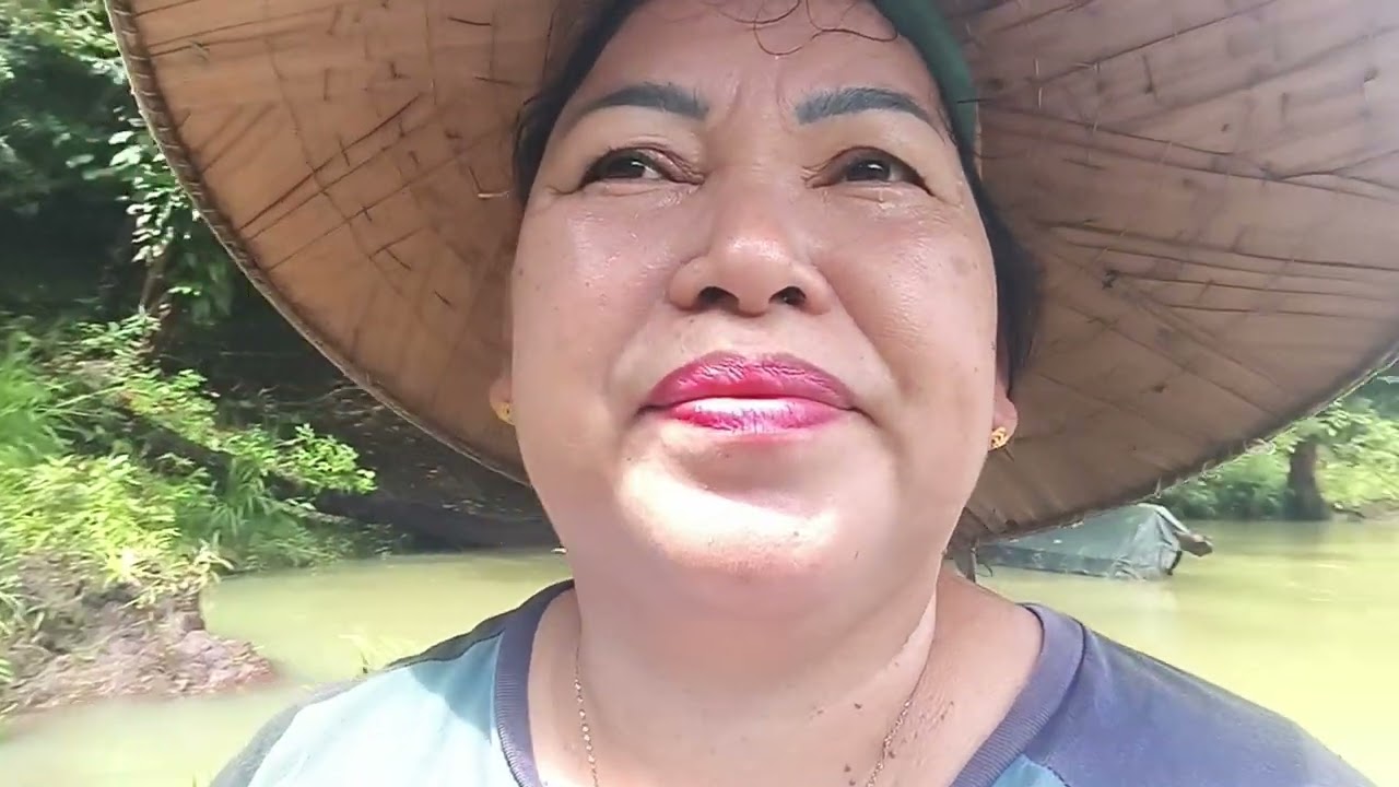 Bersantai santai tepi sungai