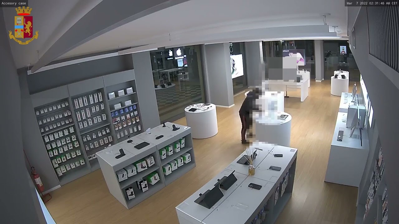 Furto al negozio Apple di Pescara, la polizia incastra e arresta il ladro