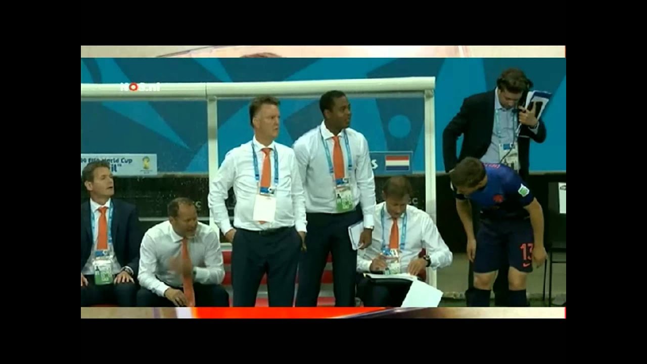Spanje-Nederland 13-06-2014 met Louis van Gaal op de bank met muziek van Dries Roelvink - Juichen