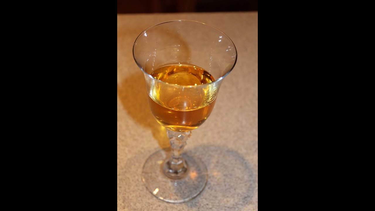 Wino z dzikiej róży - przelewanie