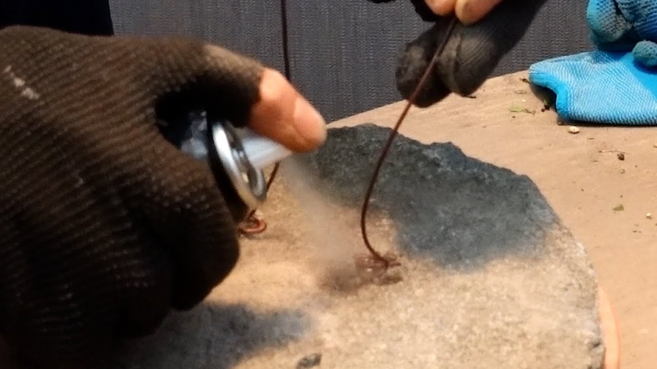 平らな石に針金を接着する