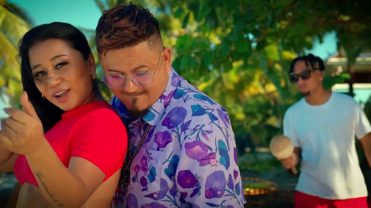 Esme la chapina & latin boy hula hula