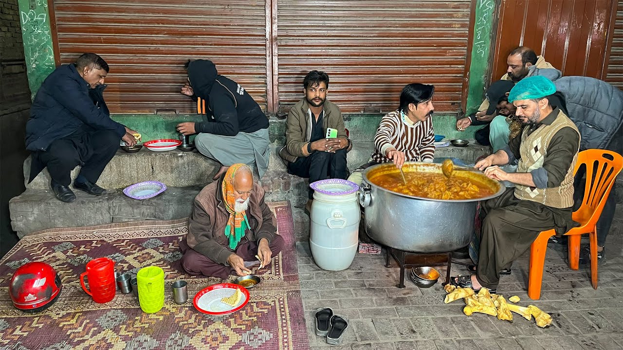 WHERE LOCALS EAT IN LAHORE 🤤 | SECRET STREET FOOD SPOTS & AUTHENTIC BHOLA BONG PAYE
