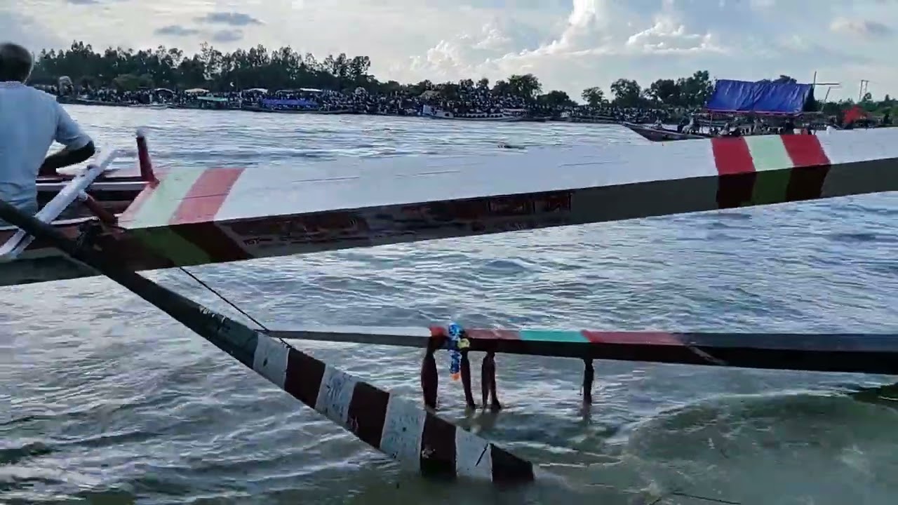 গত কাল পাতিলঝাপ কালিগঙ্গা নদীতে বিশাল নৌকা বাইচ অনুষ্ঠিত হয়েছে