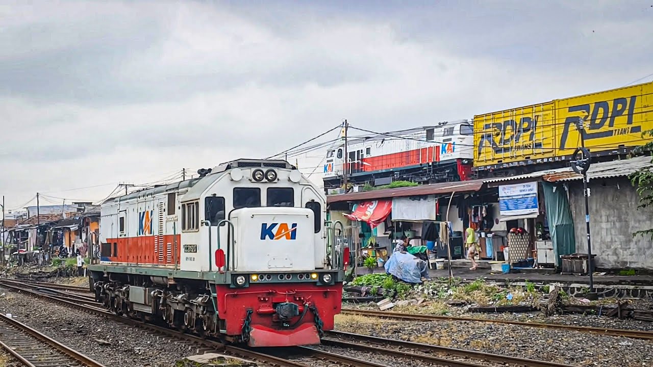 MOMEN TAK TERDUGA DAN JARANG TERJADI‼️BALAPAN KERETA API JALUR ATAS DAN BAWAH