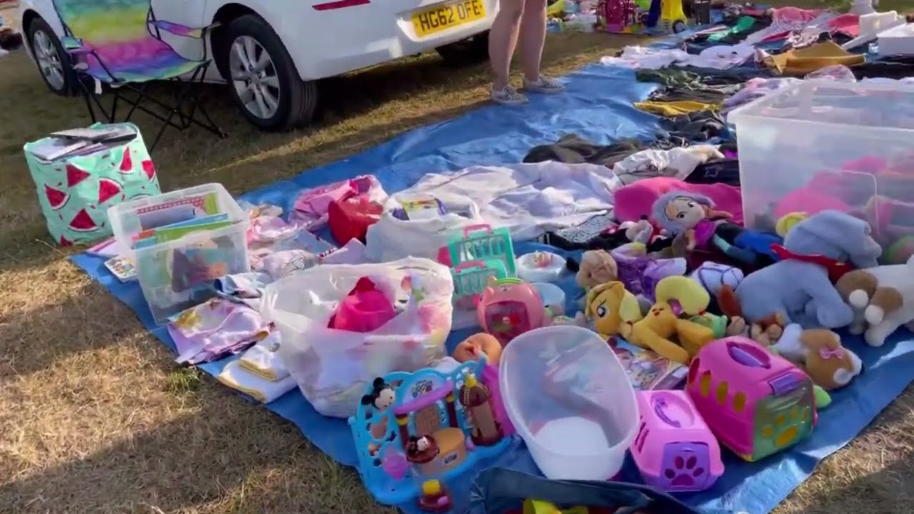 Hot weather and busy car 🚗 boot sale today in Ashley heath Wimborne Dorset Uk 🇬🇧 .