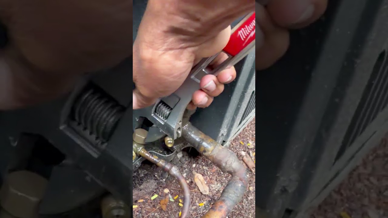 Buscando fugas de refrigerante de un aire acondicionado 5t con detector de leak de hilo caliente 