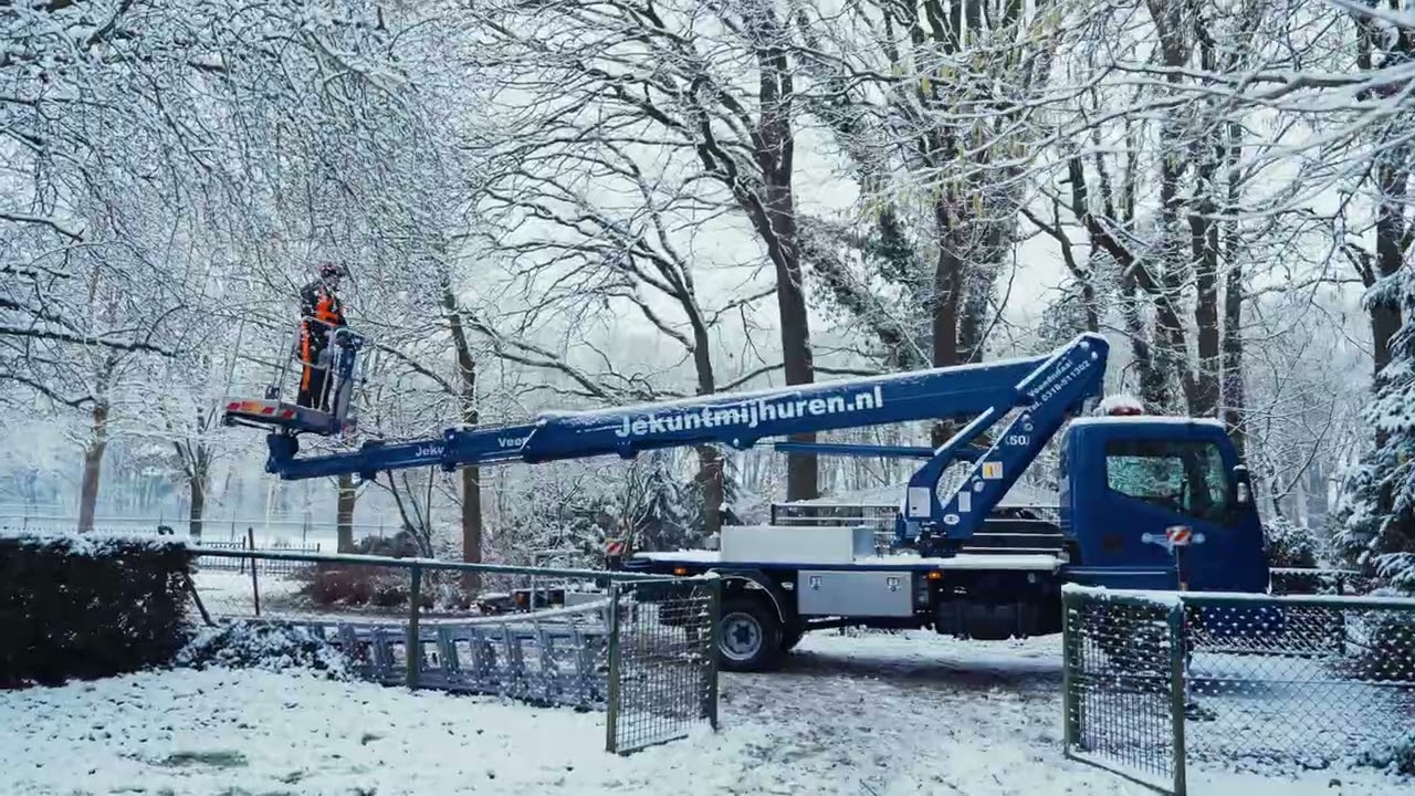 De Dennenheuvel aan het werk met onze autohoogwerker
