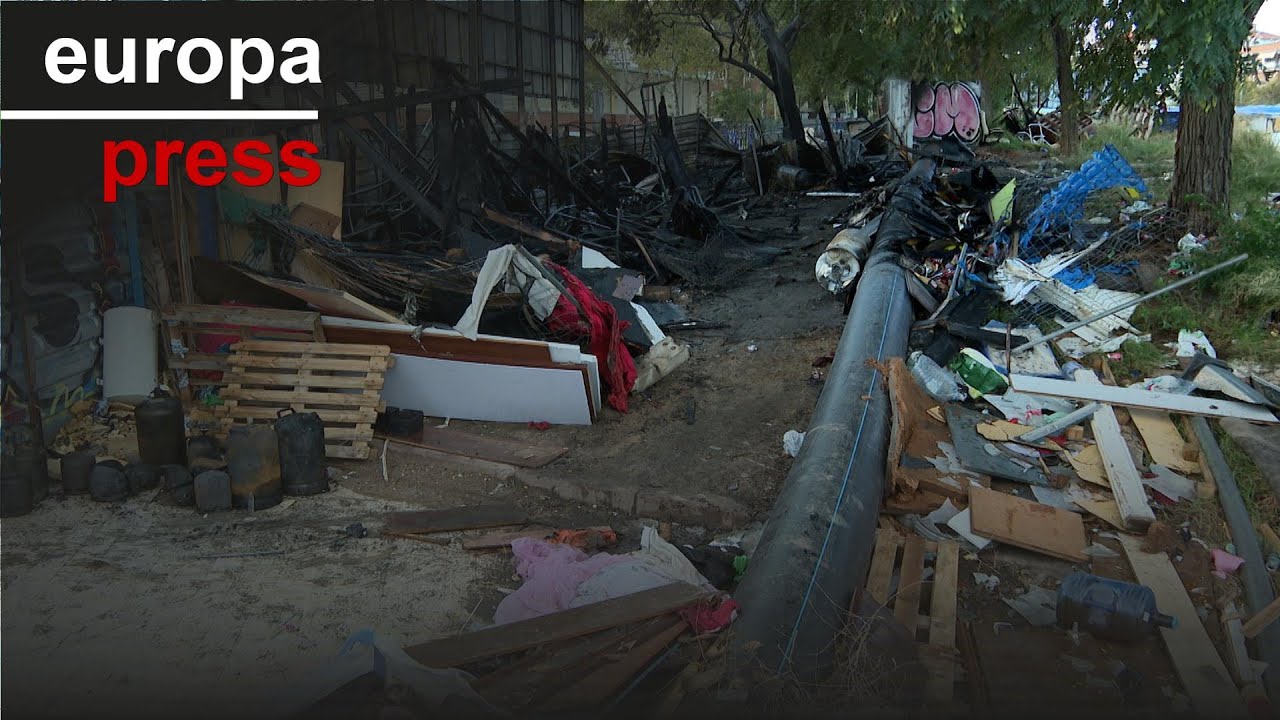 Los Mossos investigan las causas del incendio en un asentamiento en Barcelona