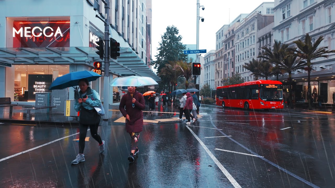 Walking in the Rain in Auckland CBD, New Zealand - Rush Hour in the City [4K, Binaural]