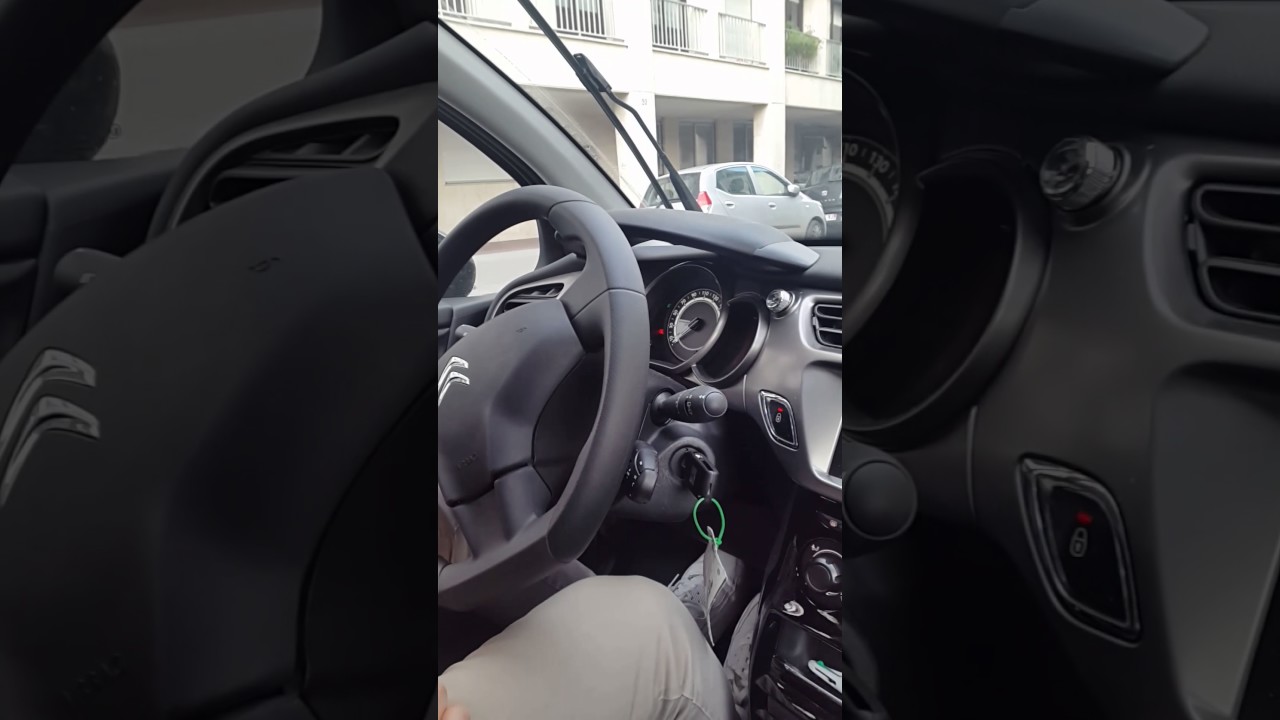 Tourner le volant de la voiture.
