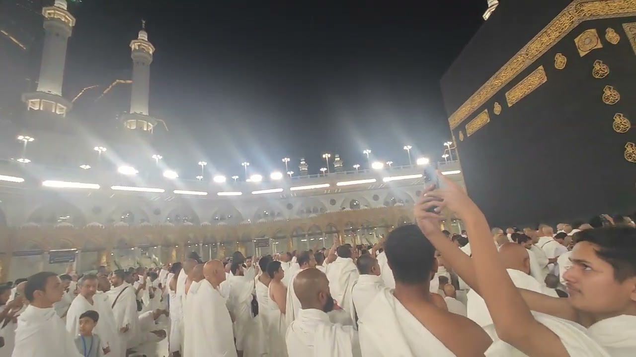 أذان العشاء يرفع على اسماعنا و نحن في صحن الكعبة المشرفة