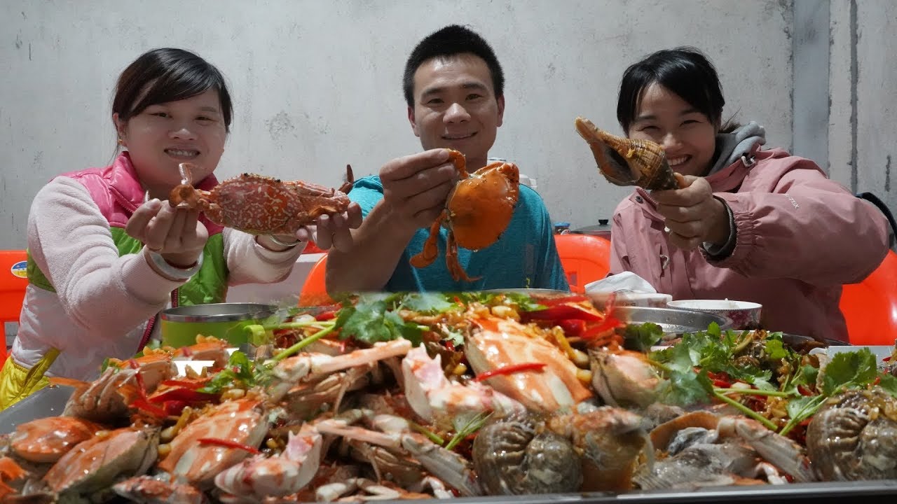 阿烽放蟹笼大丰收，杂杂海货抓一堆，做海鲜大咖请表嫂和猪猪来吃