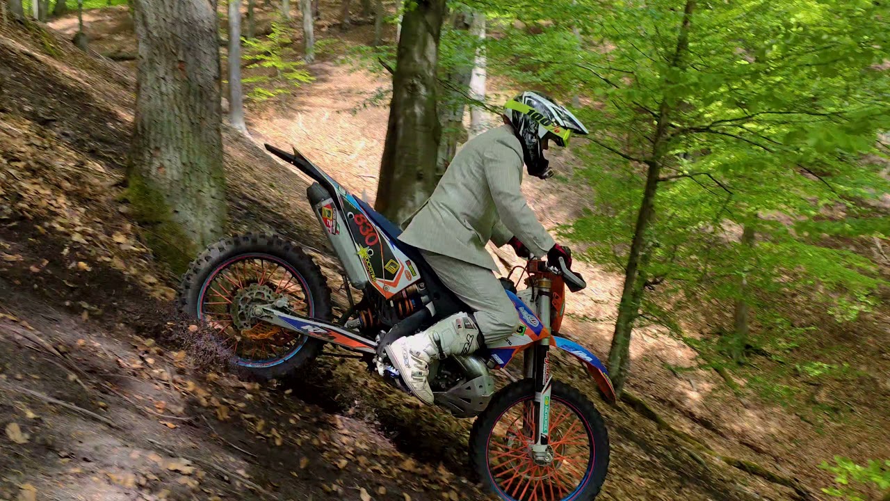 Enduro pod krawatem.    Enduro KLEX na galowo w lesie.