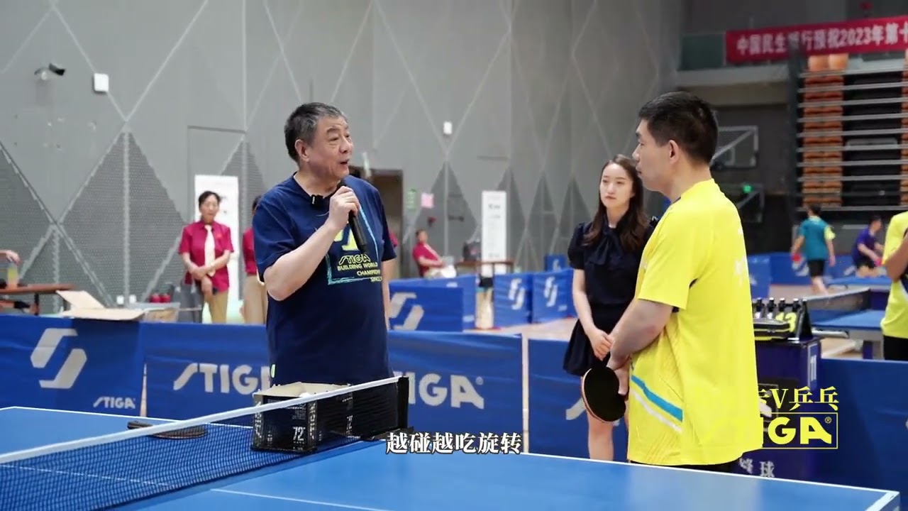 李晓东指导与球友互动：接发球