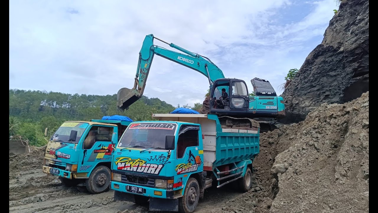 Dropping Excavator Operator Skills So Crazy You’d Think They’re Fake!,EXCAVATOR DAN TRUK MUAT TANAH