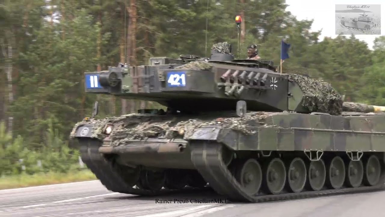 Marschkolonne Kampfpanzer Leopard 2 MBT Einfahrt ins GÜZ L93 Gefechtsübungszentrum des Heeres NATO