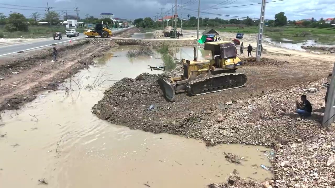 Nicely New Technique Land Filling Up Bulldozer KOMATSU D53P, 24Ton Hyundai Truck Delivery