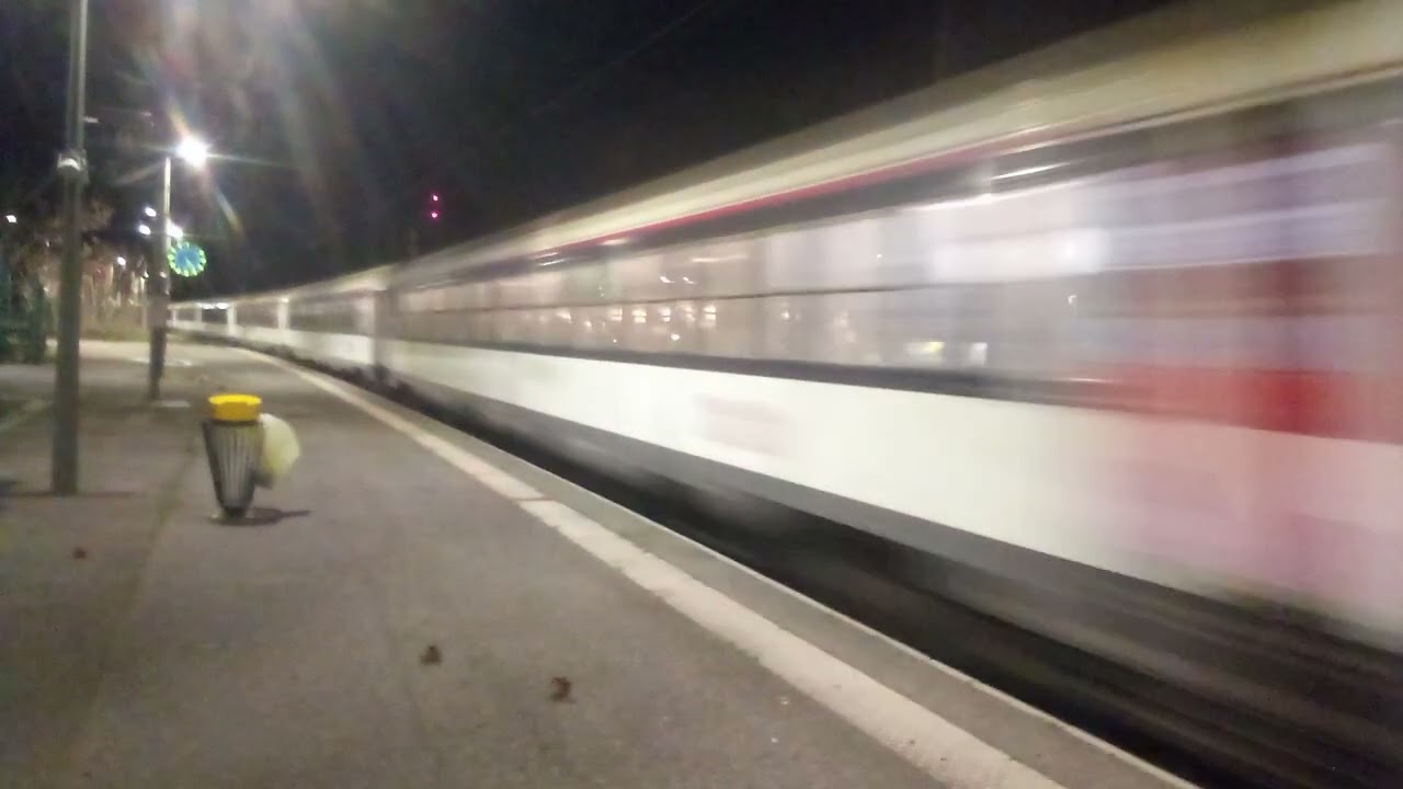 Passage de l 'intercité de nuit Paris Nice  avec la BB 26055  merci au mecano pour son salut