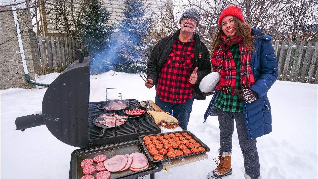 DESAYUNO de Le&ntilde;adores en la NIEVE 🇨🇦 | Preparando un T&iacute;pico Desayuno CANADIENSE de Invierno ☃️❄️