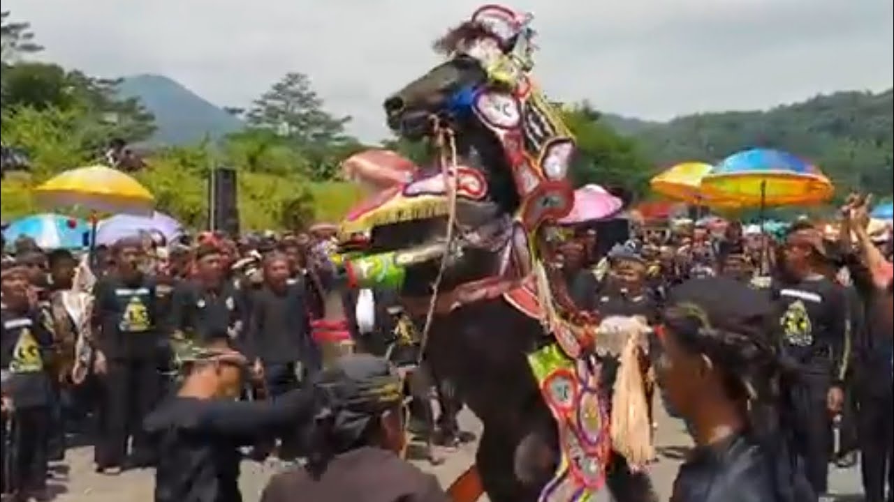 Kuda Renggong Getarkan Stadion Jalak Harupat Part2