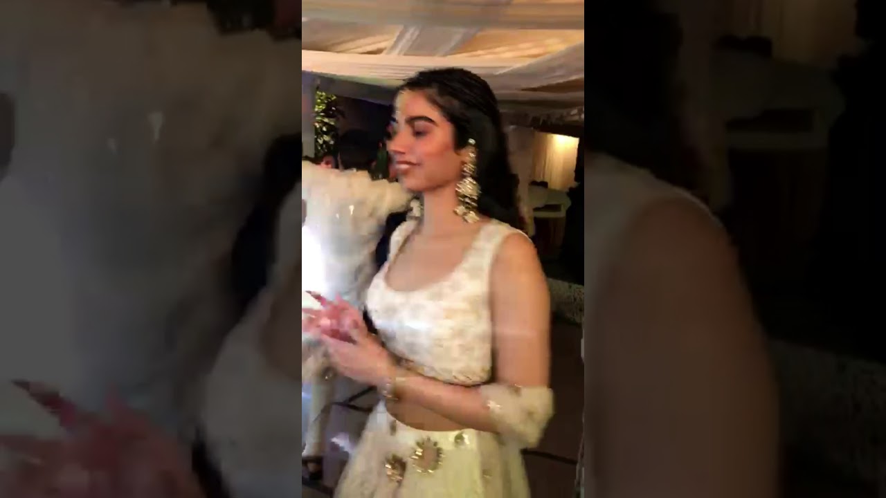 Sonam Kapoor & Jacqueline farnandees dancing in Sonam marriage party