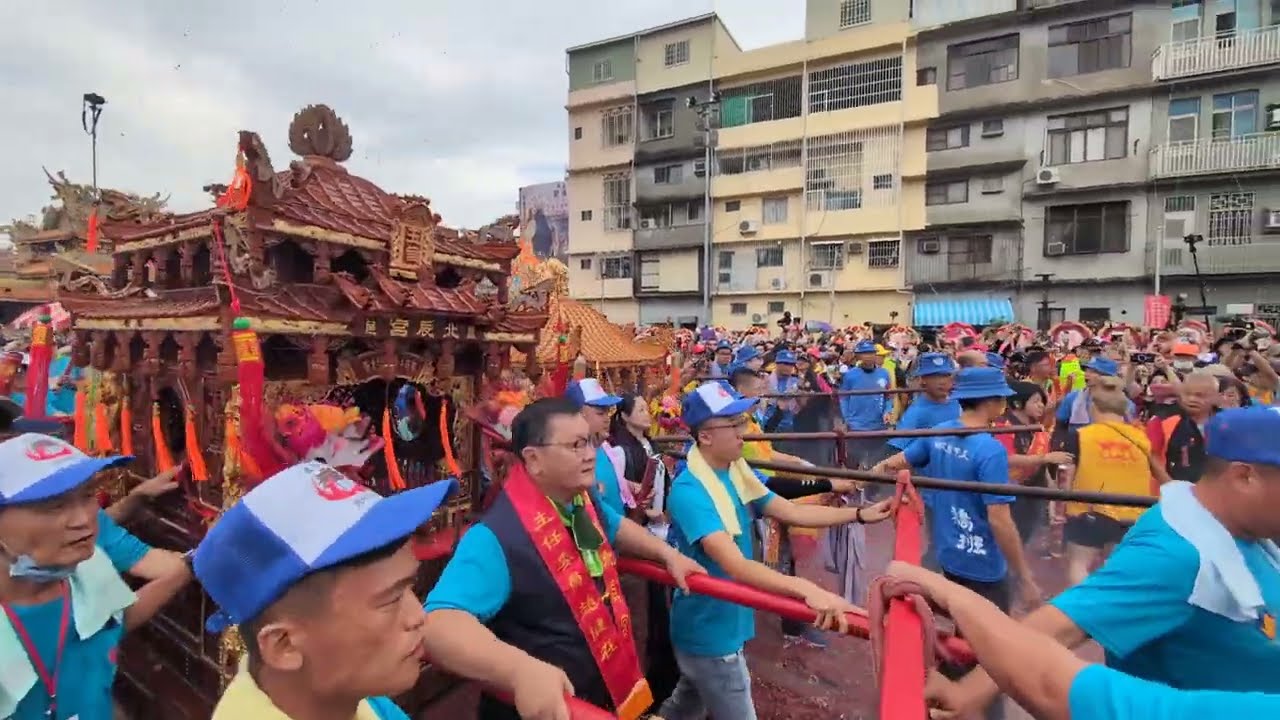 廟前紅布條提醒大家，四頂大轎迎媽祖，鳳邑開漳聖王廟，白沙屯三媽祖鳳山贊境，