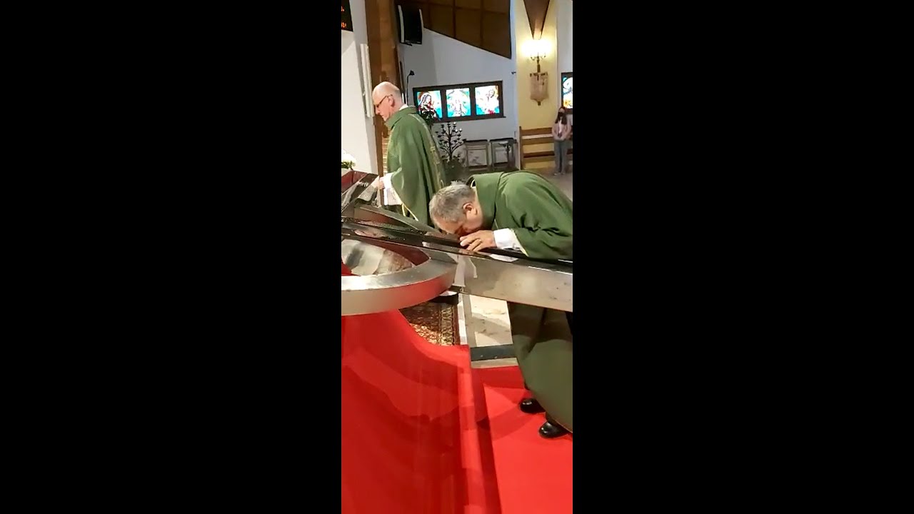 Ceremonia poświęcenia nowego krzyża