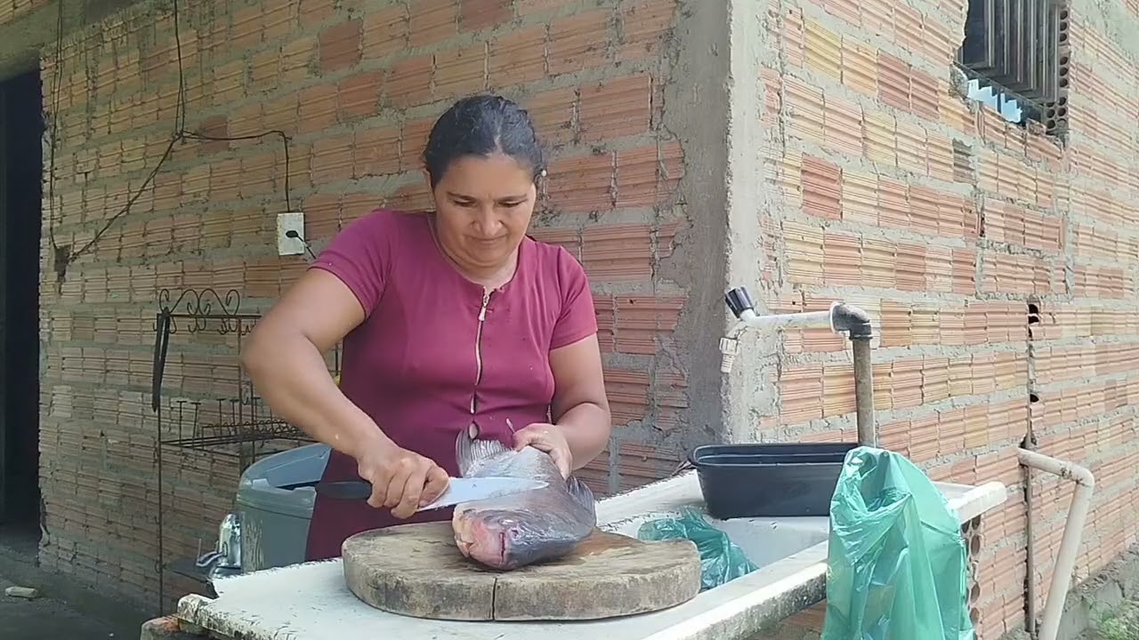 Feijão com maxixe e peixe para o almoço 