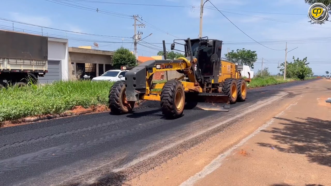 PATROL CONSERTANDO RUA COM ASFALTO QUENTE (CBUQ)á Motoniveladora/Patrola/Road Grader/Motor Grader.