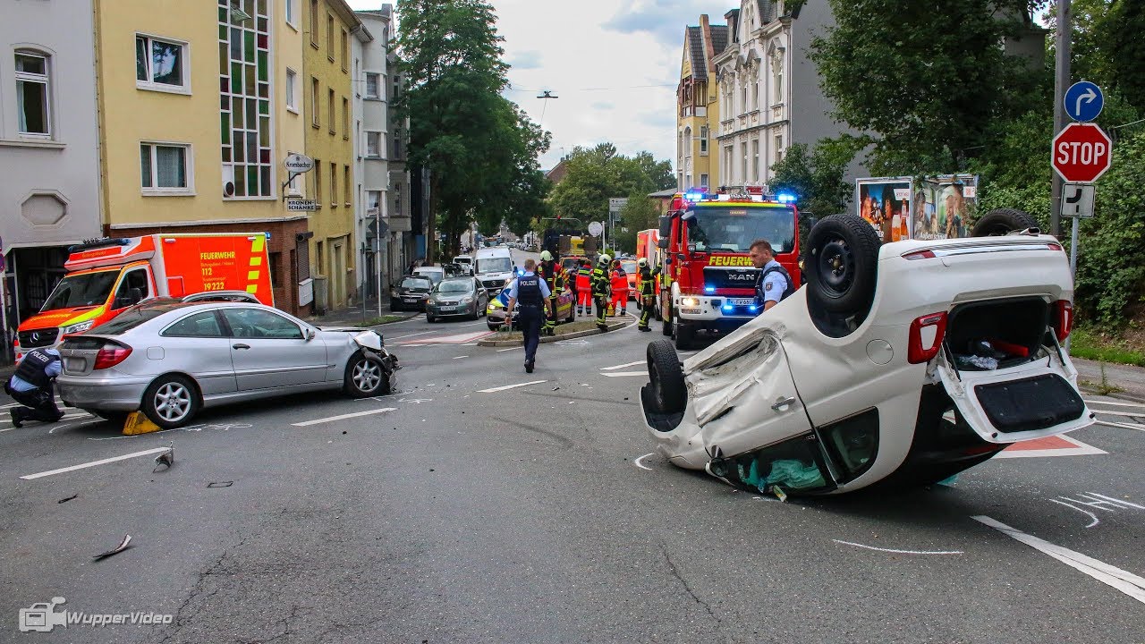 PKW überschlägt sich bei Verkehrsunfall und bleibt auf Dach liegen | Wuppertal 20.08.2019