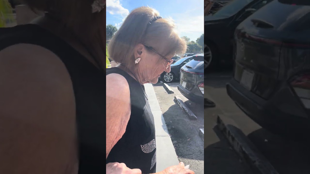 Agitacion y desesperacion por salir a pasear. Comportamiento producto del alzhaimer😢😢😢