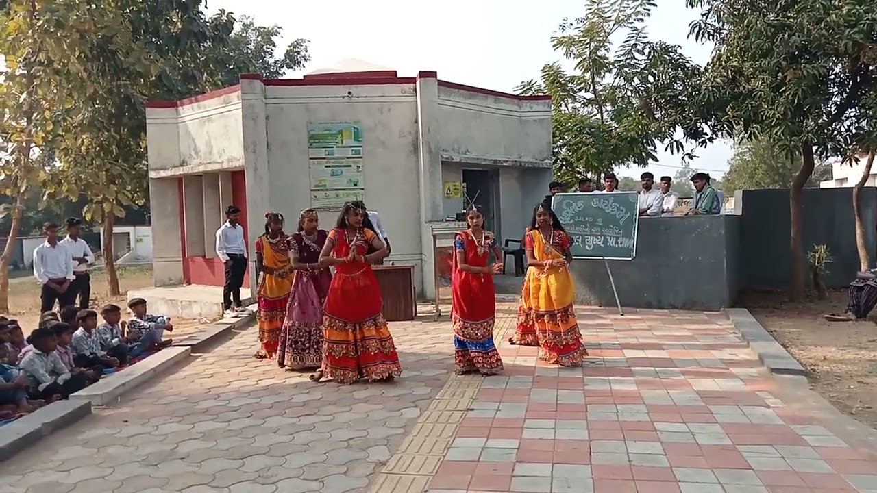 ભુવાલ મુખ્ય પ્રાથમિક શાળા 🏫 ધોરણ 8 ની બાલિકાઓ દ્વારા સ્વાગત ગીત નૃત્ય 