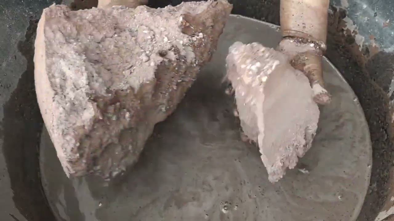Asmr - Red dirt with white concrete crumbling in water 💦#oddlysatisfying 