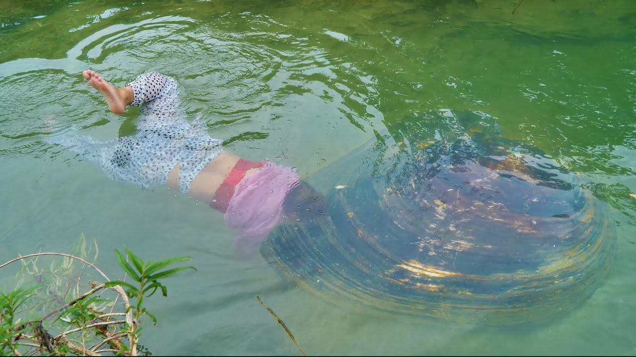 The girl dives into the water to catch clams, and the unique freshwater pearls are very charming