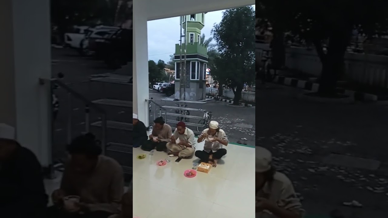 Buka puasa bersama di masjid Baiturrahman ,  Adiarsa barat, Karawang Barat muadzin Muhammad Suroso 