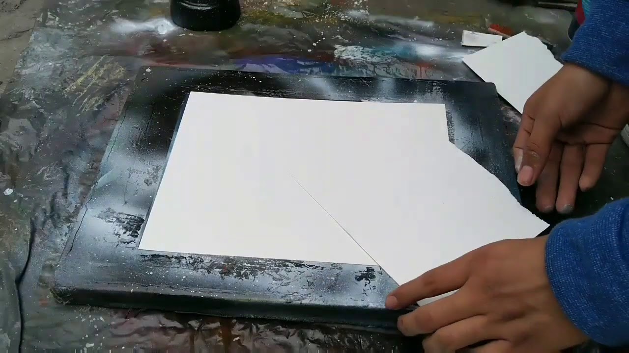Pintando pirámides en un paisaje blanco y negro - @SprayPaintArtDragón