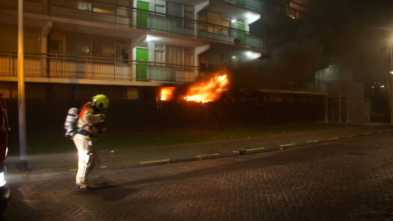 Felle brand in kelderboxen van flat aan de Sparrendal in Maassluis